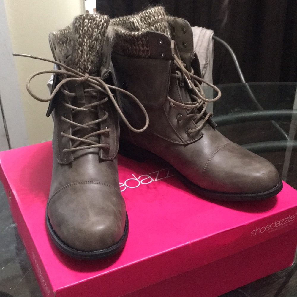 BRAND NEW boots!!!  Shoe dazzle. NEVER WORN! 9.5 size!! Very soft and durable!